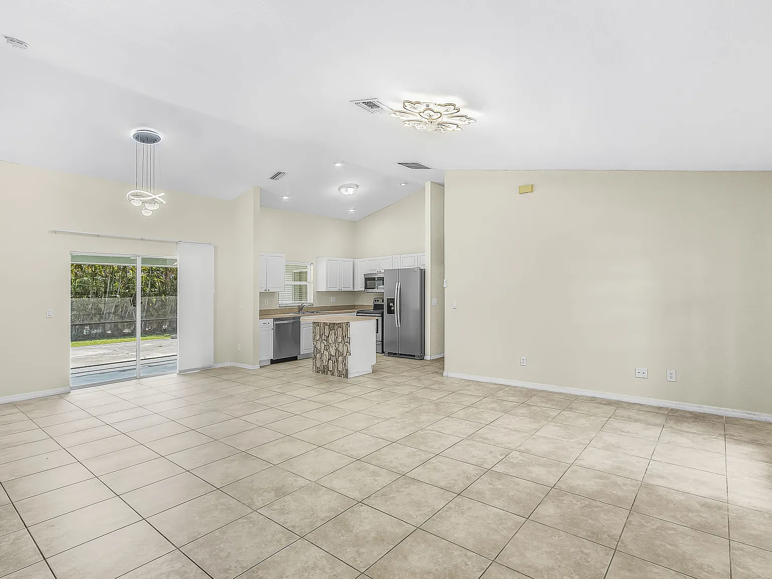 4 bed, 1638 sqft, $2,400 — Photo 2