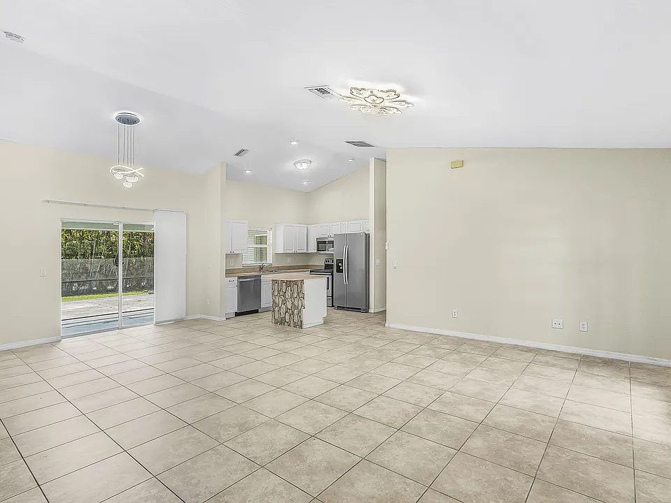 5215 SW 16th Pl