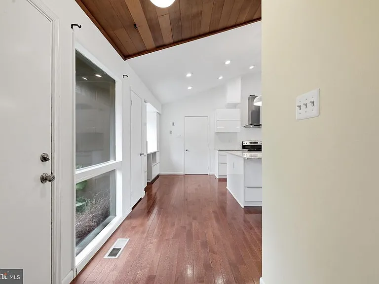 8811 Burbank Rd — Photo 7
