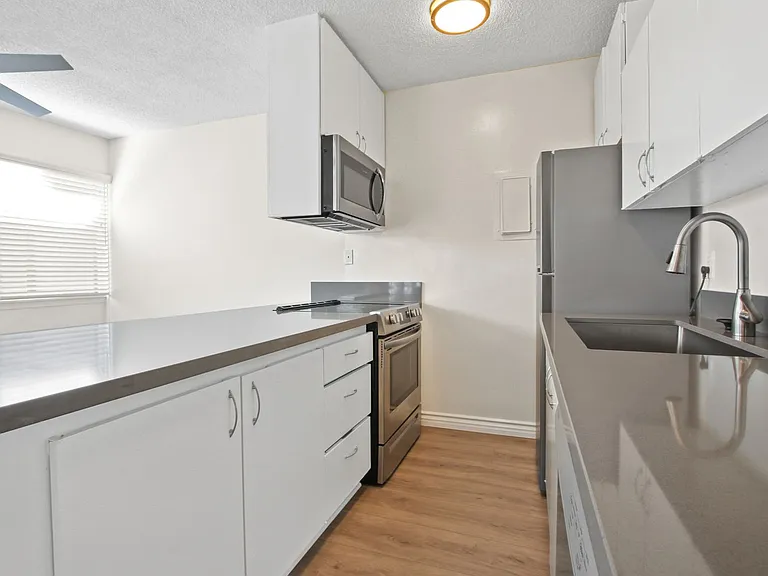 1002 12th St in Santa Monica - North of Wilshire Blvd! — Photo 5