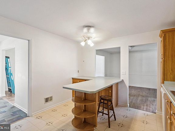 4th image of 421 N Porter St
