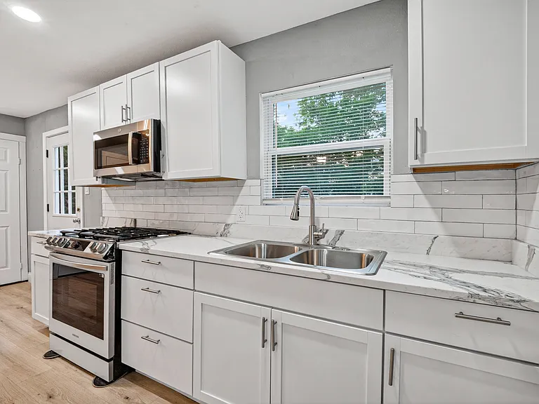 502 Azalea Dr — Photo 4