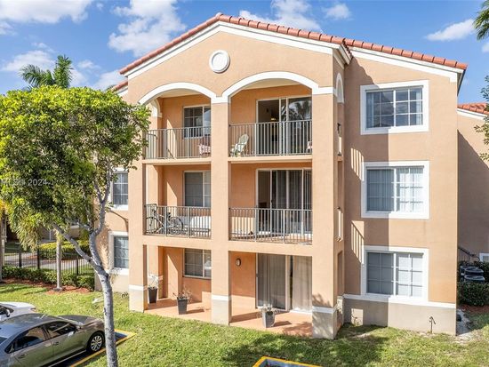 6861 SW 44th St APT 301, Miami, FL 33155