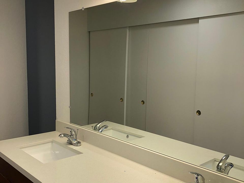 Dual sinks vanity for master bathroom