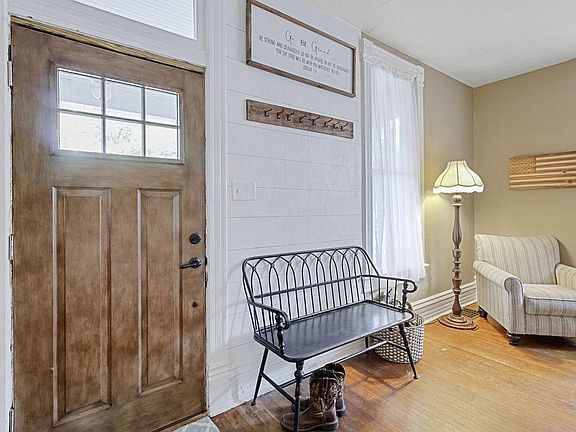 5th image of 204 S Centennial St