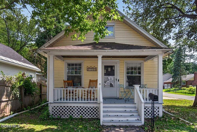 2nd image of 124 Gifford Road