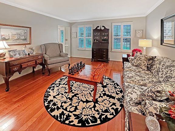 3rd image of 109 Pine Hill Cir