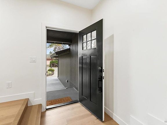 3rd image of 916 Dorine Avenue
