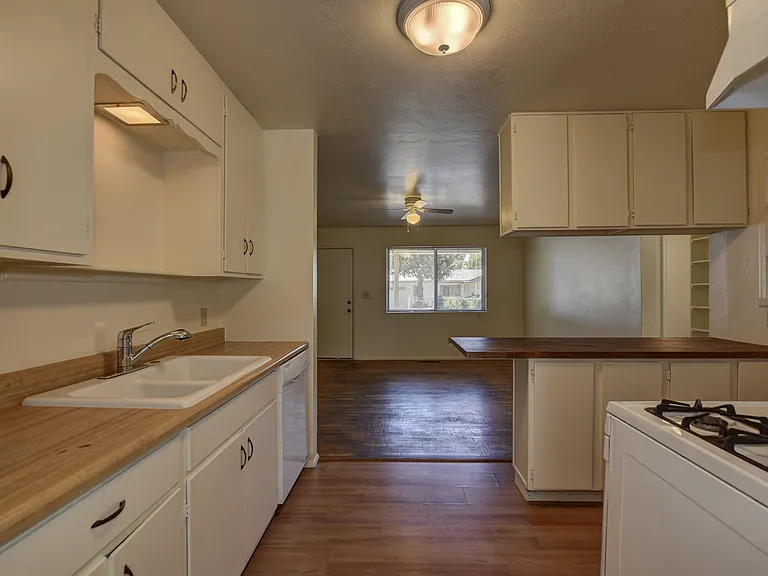806 Campbell St — Photo 9