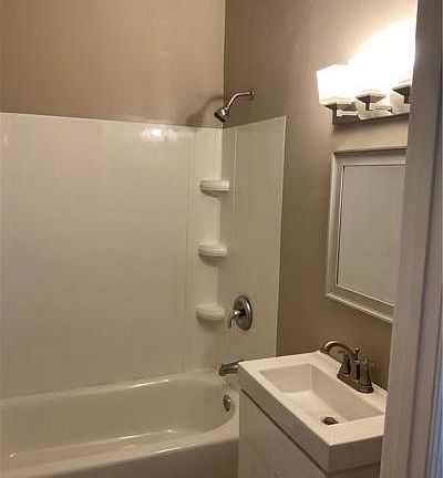 4th image of 3133 Broadway St