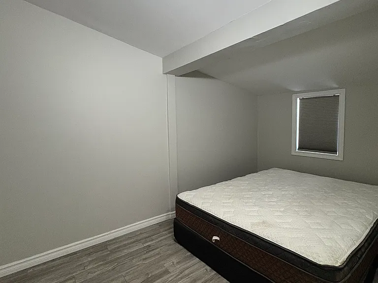 882 Redwood Ave — Photo 7