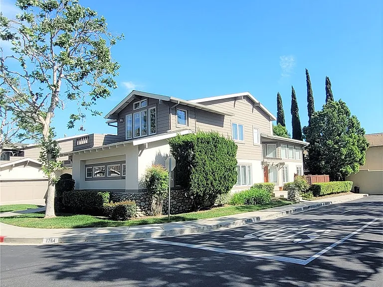 2764 Heritage Dr — Photo 2
