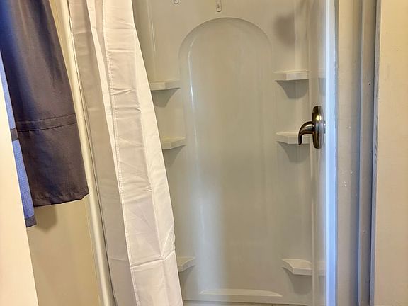 4th image of 512 W Miller St #2