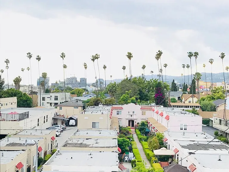 Chateau Los Feliz — Photo 30