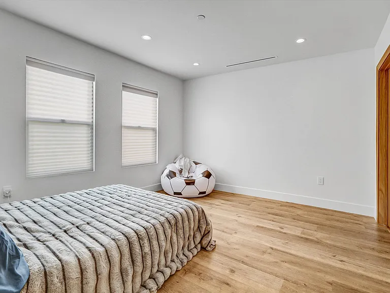 6904 Corbin Ave — Photo 10