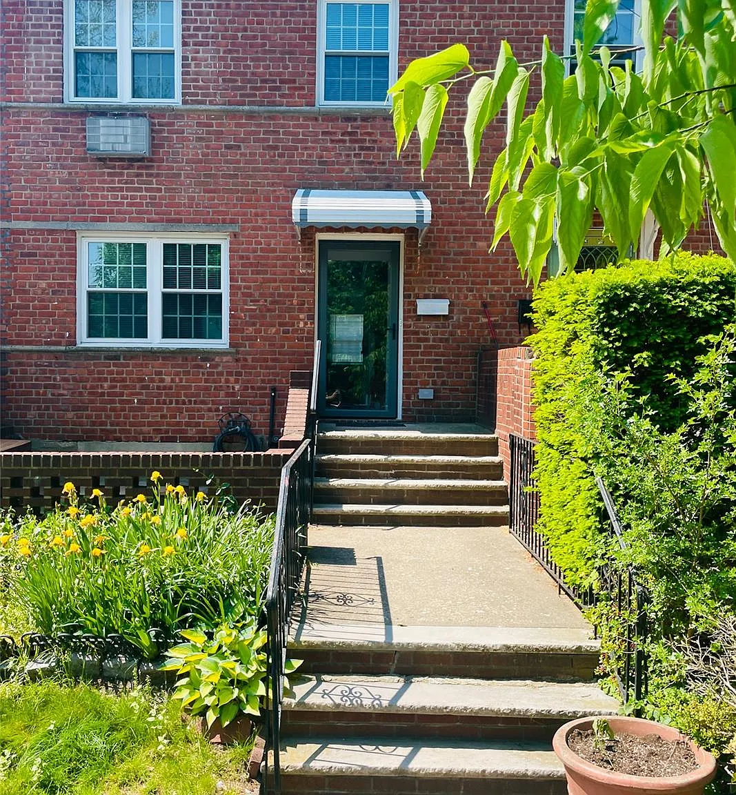 3 bed, 1.5 bath, 1224 sqft, $3,300 — Photo 1