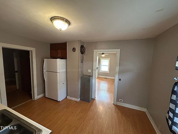 5th image of 402 Clay St