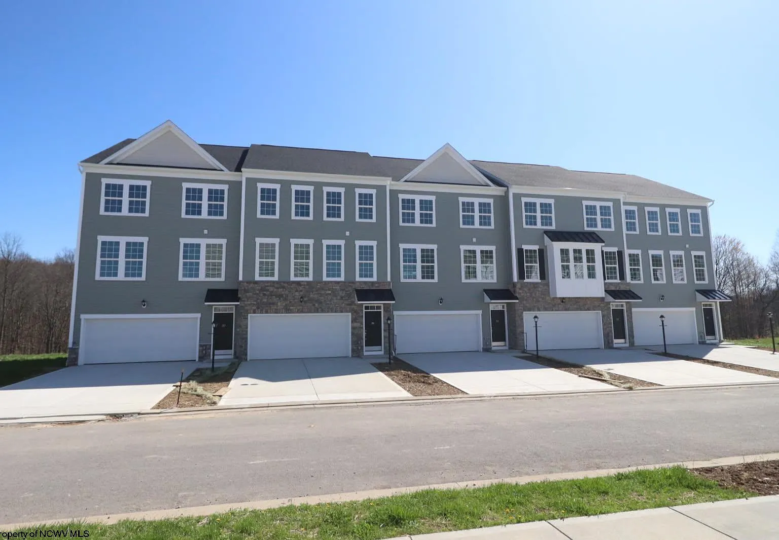 4 bed, 3.5 bath, $3,400 — Photo 1