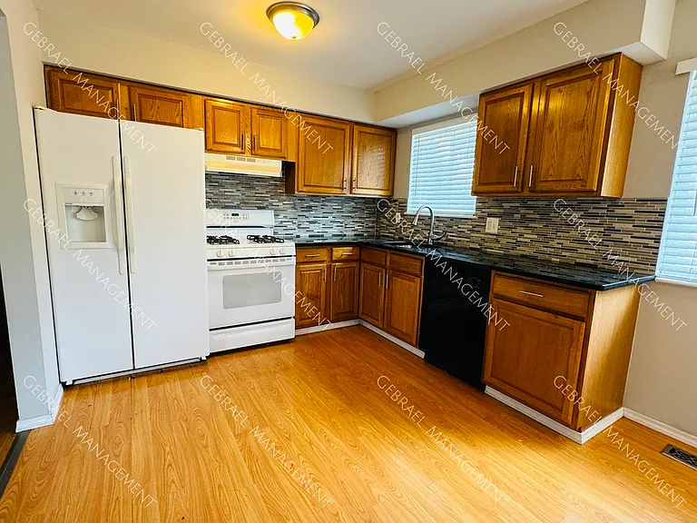 24332 Cunningham Ave — Photo 10