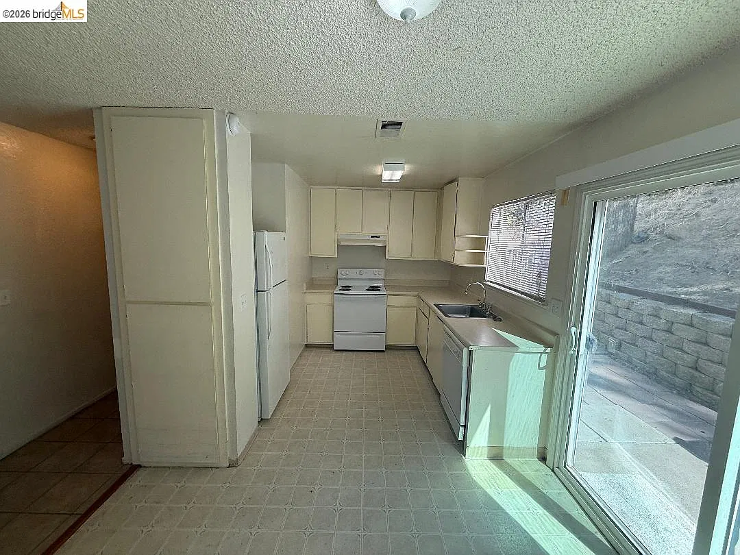 5 bed, 3.0 bath, 2080 sqft, $2,000 — Photo 2