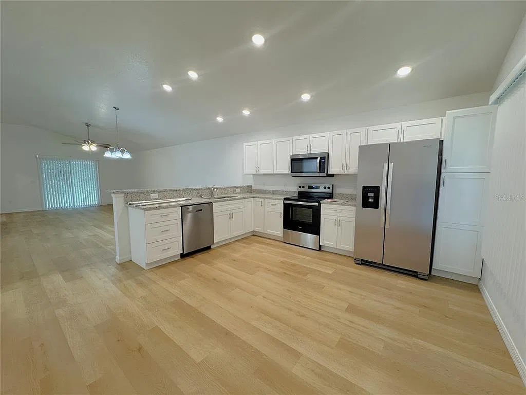 3 bed, 2.0 bath, 1489 sqft, $1,700 — Photo 3