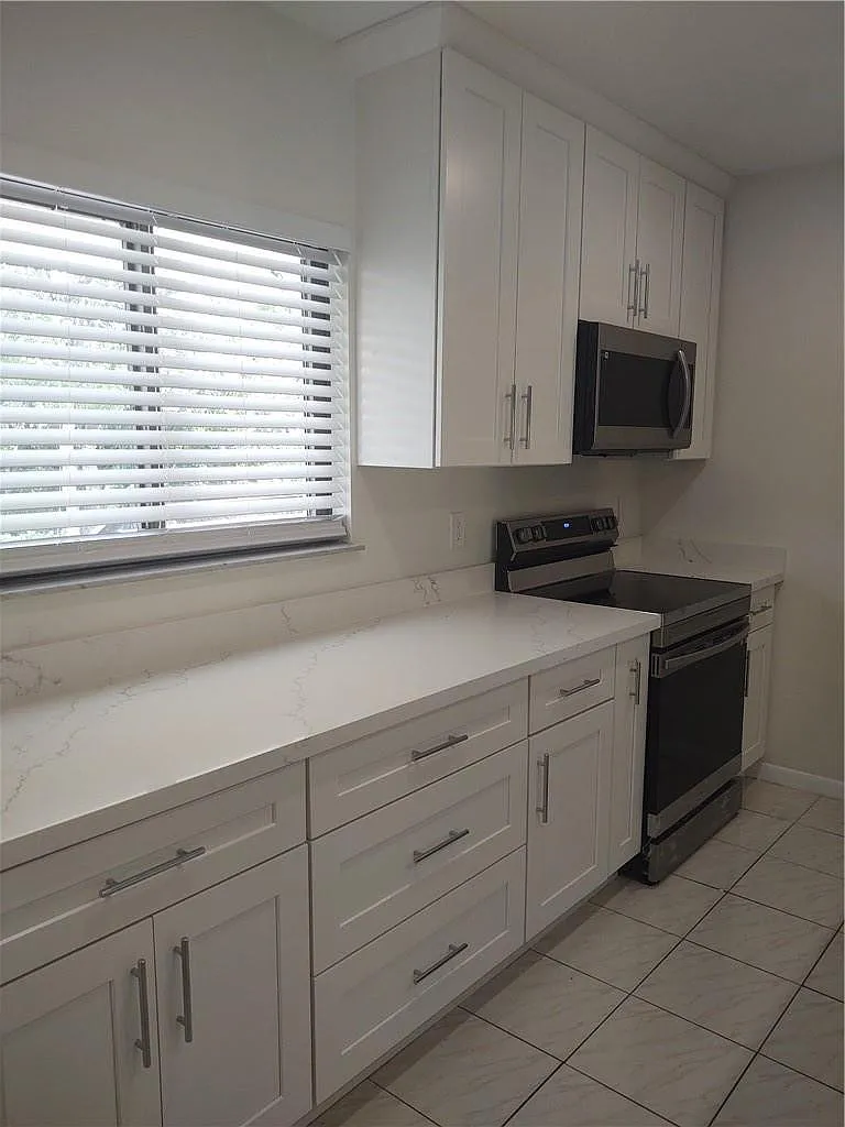 Building Photo - 130 NW 70th St #202