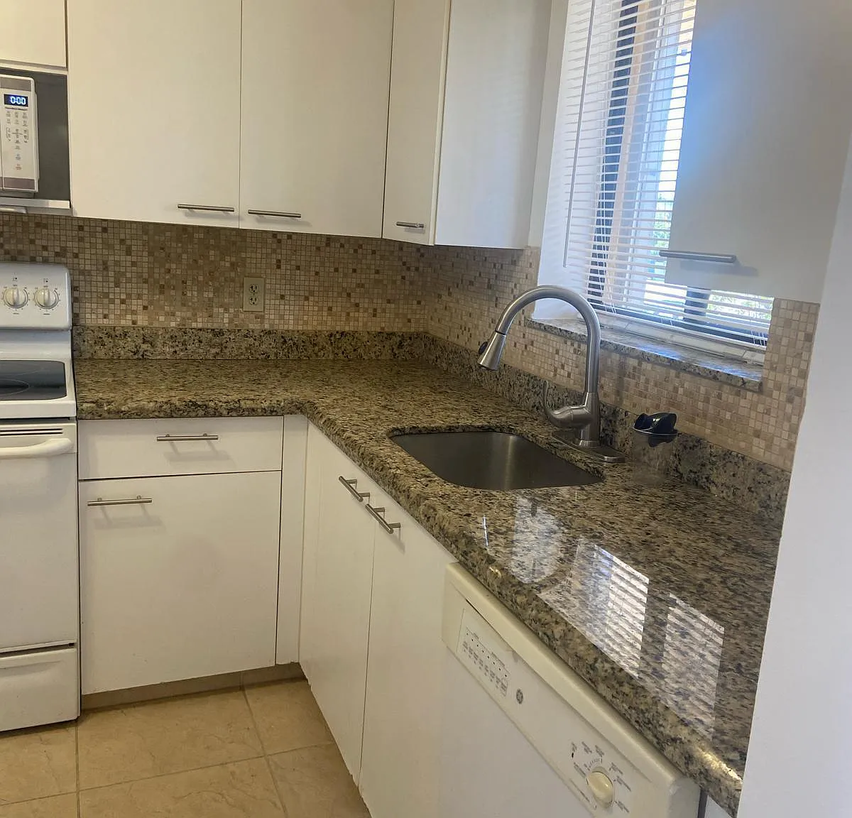 1 bed, 1.5 bath, 900 sqft, $1,500 — Photo 3