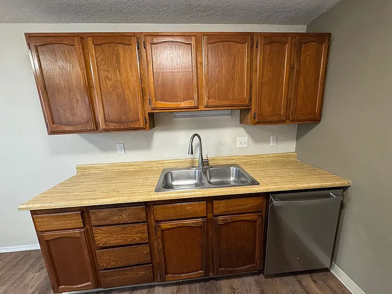144 SW Lee St — Photo 13