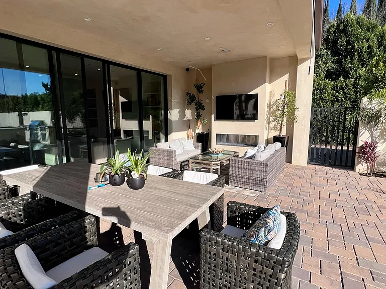 23040 Calvert St — Photo 34