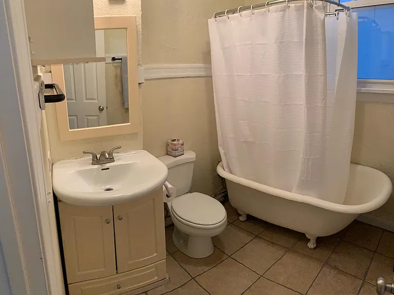 1504 W Henderson St #1F — Photo 8