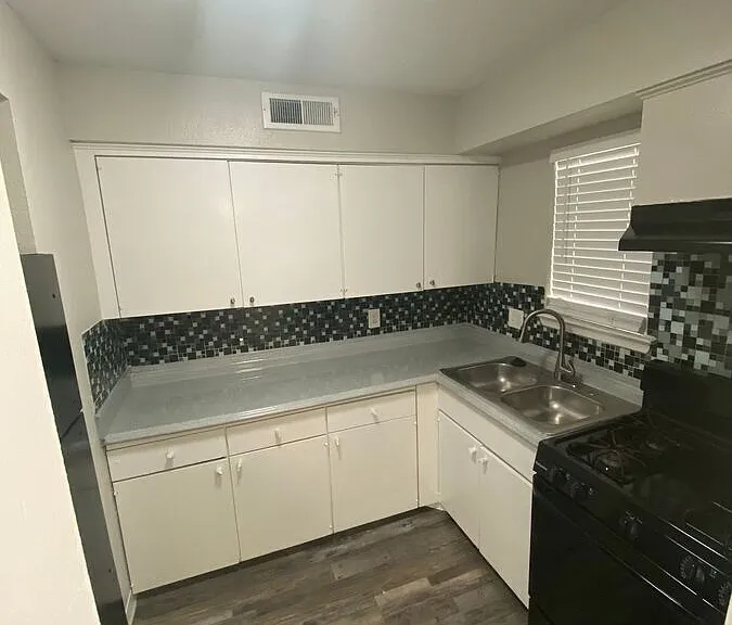 1729 Cox St — Photo 325