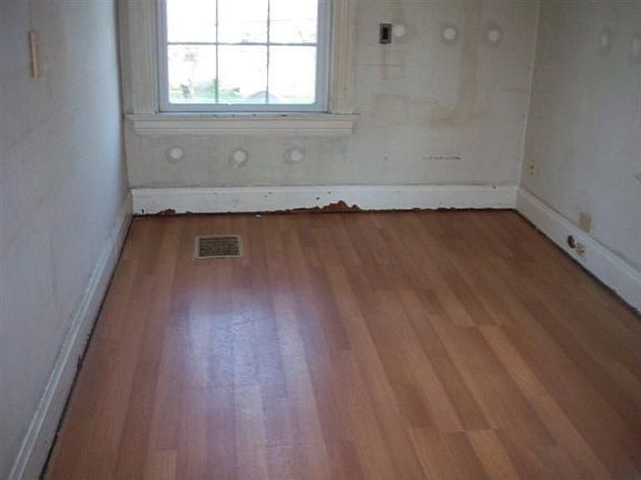 5th image of 2049 Crown Ave