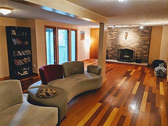 4th image of 23 Emerald Hill Cir
