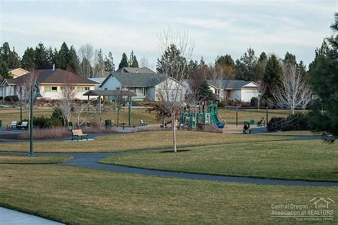 NE House Pet Friendly, 4 Bdrm, 2.5 Bath, Bonus Room, Office, Gas Heat/fireplace, A/C — Photo 3