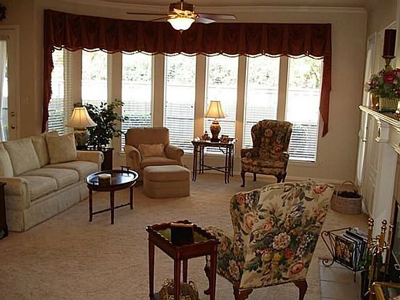 3rd image of 806 Lake Point Cir