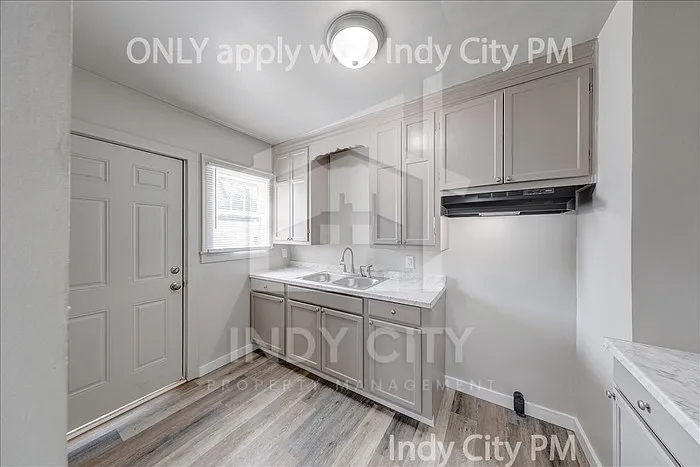 1326 N Gladstone Ave — Photo 8