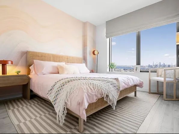 605 Pavonia image 1 of 24