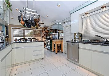 4th image of 48 Elaine Dr