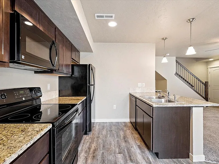 Cimarron Townhomes — Photo 6
