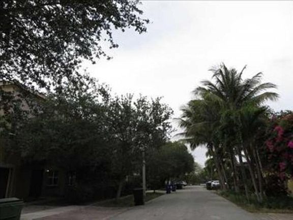 4th image of 613 NE 11th Ave