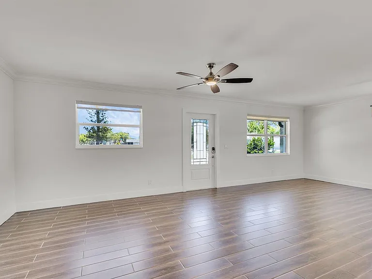 204 W Whitney Dr — Photo 7
