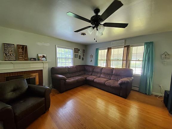 3rd image of 813 Hazelwood Ln