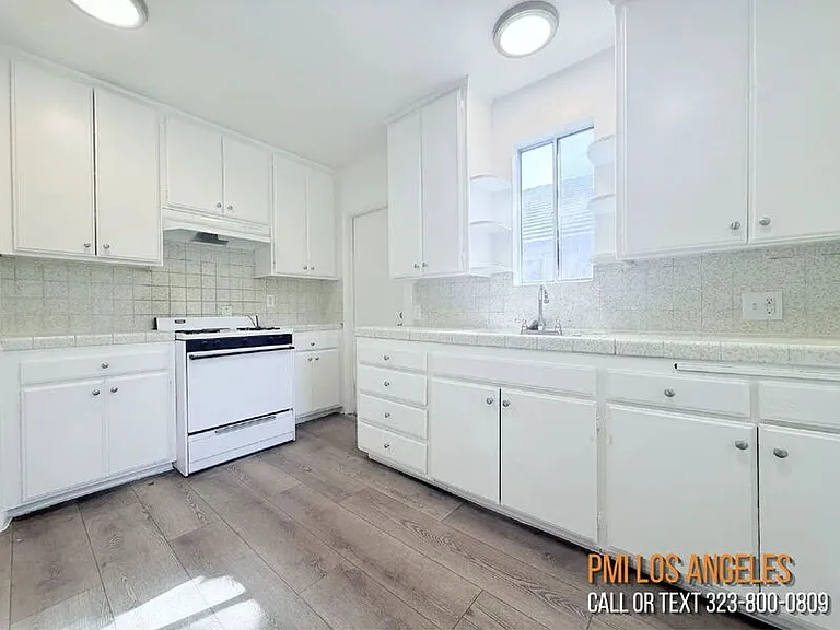 10565 Camarillo St — Photo 14