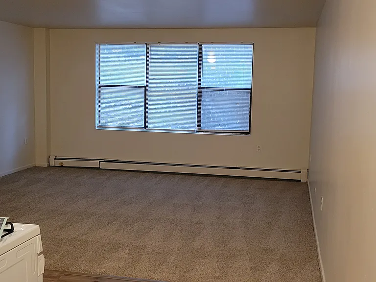 992 Broadway — Photo 7