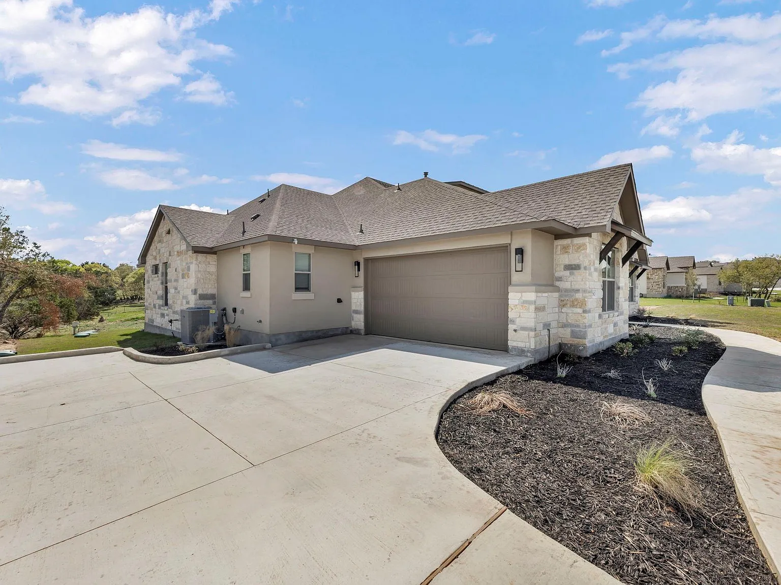 4 bed, 3.0 bath, 3397 sqft, $4,400 — Photo 2