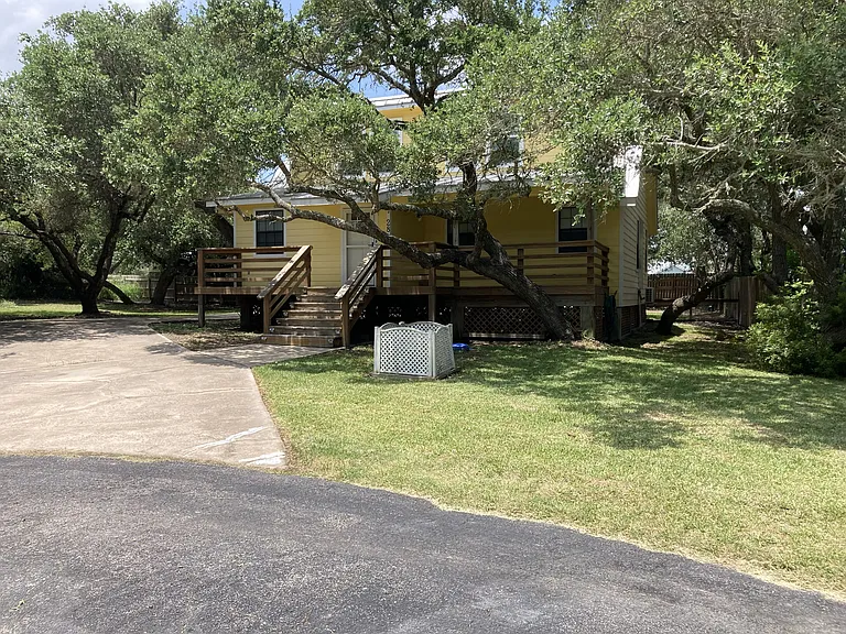 28 Bahama St N — Photo 7
