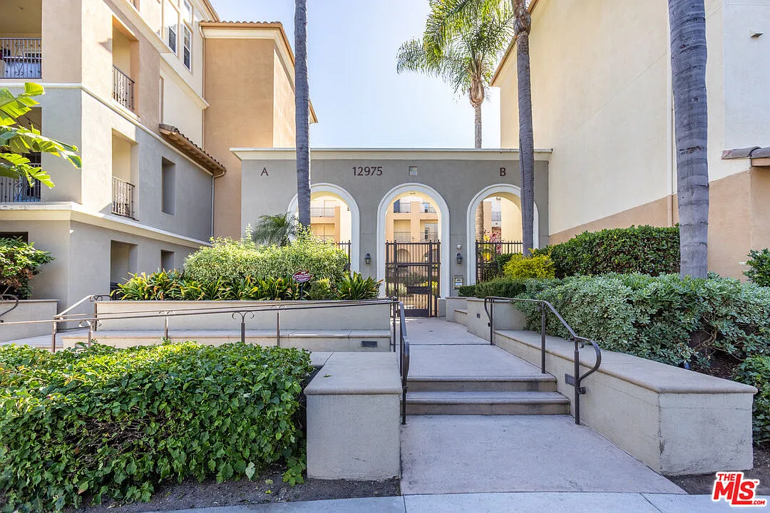 3 bed, 2.5 bath, 1860 sqft, $6,800 — Photo 3