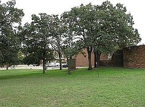 3rd image of 2502 Broadmoor Dr