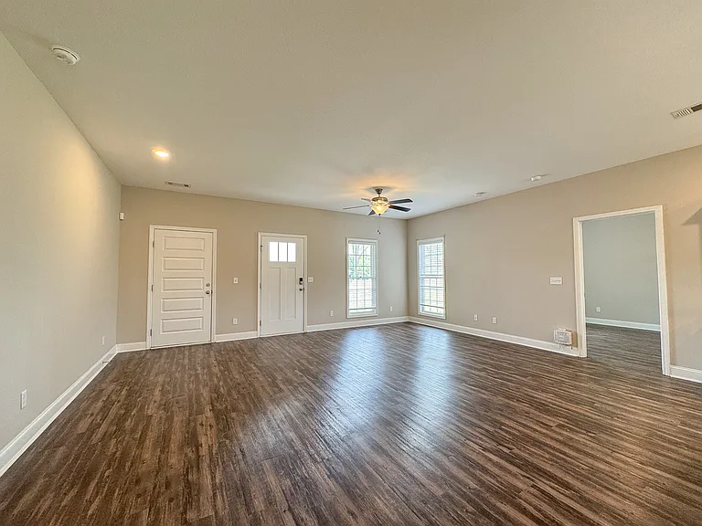 211 Silverthorn Dr — Photo 3
