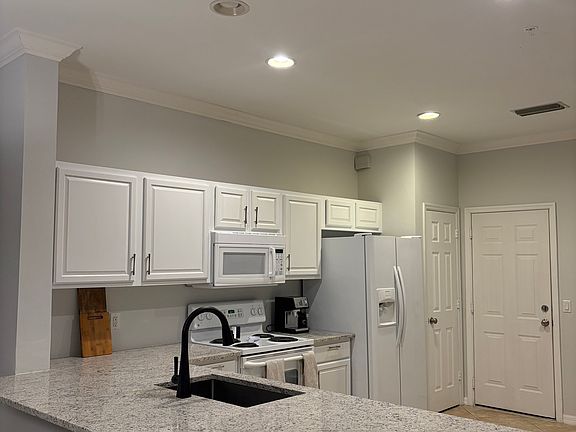 3rd image of 960 Hampton Cir